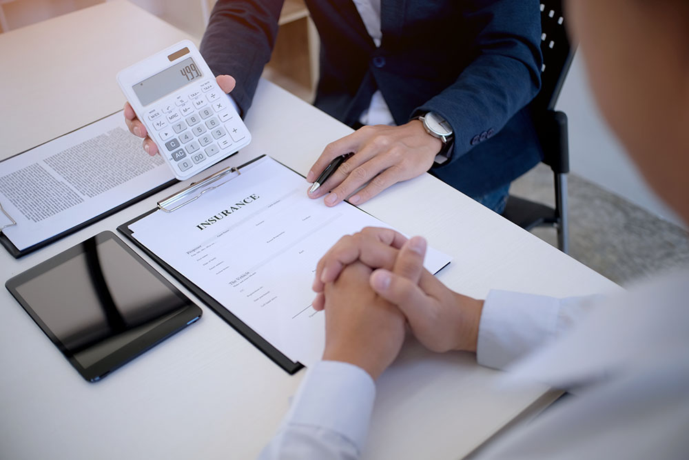 Directeur des ventes donnant des conseils sur le formulaire de demande, considérant l'offre de prêt hypothécaire pour l'assurance automobile et habitation